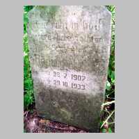 051-1059 Ein im Jahre 2005 gefundener Grabstein vom Friedhof Koellmisch Damerau, mit der Inschrift - ... Hedwig Nuckel ....jpg